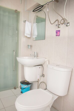 Chuveiro, secador de cabelo, bidê, toalhas de banho
