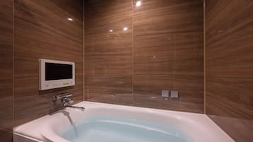 Habitación doble, no fumadores (WEST Natural) | Baño | Bañera y ducha independientes, secador de pelo, toallas y champú