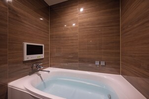 Habitación doble, no fumadores (WEST Natural) | Baño | Bañera y ducha independientes, secador de pelo, toallas y champú