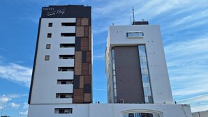 A hotel building with a sign reading 'HOTEL Twin Flag' on the top. - HOTEL TWIN FLAG (Ichikawa)