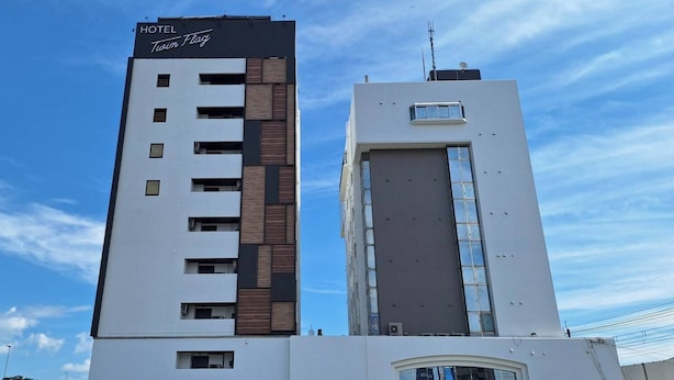 Un edificio de hotel con un cartel que dice 'HOTEL Twin Flag' en la parte superior.
