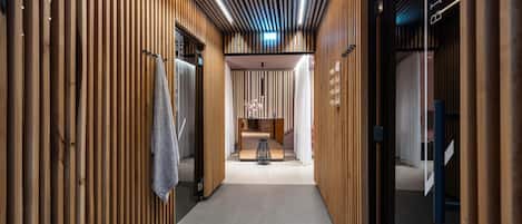 Un pasillo con paneles de madera, un mostrador de recepción y un letrero que dice 'BIO-SAN'.