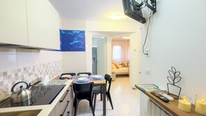 Coffee/tea maker, fridge, microwave, stovetop - Code Zero Apartment by Ca-Sa Check (Chioggia)