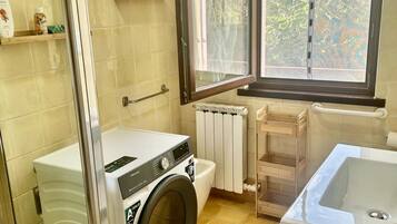 Doccia, asciugacapelli, bidet, asciugamani
