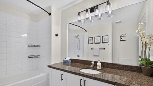 Apartment, 2 Bedrooms, Pool Access, Mountain View | Bathroom