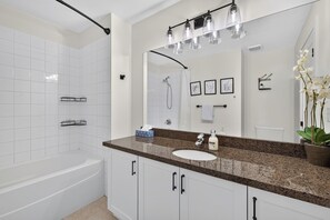 Apartament, 2 dormitoris, accés a la piscina, vistes a la muntanya | Bany | Articles de tocador gratuïts, assecador de cabells, tovalloles i sabó 