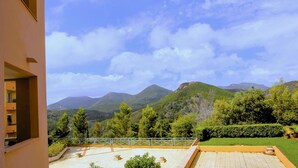 A balcony with a view of green hills and a clear sky. - 1 bedroom lovely apartment in Théoule sur Mer (Théoule sur Mer)