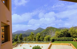 A balcony with a view of green hills and a clear sky. - 1 bedroom lovely apartment in Théoule sur Mer (Théoule sur Mer)