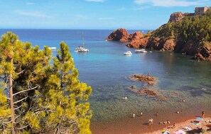 A coastal scene with clear water, boats, and rocky terrain. - 1 bedroom lovely apartment in Théoule sur Mer (Théoule sur Mer)