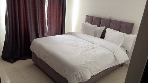 Divine Homes Cosy 2 Bedroom Next to Airport Apartments