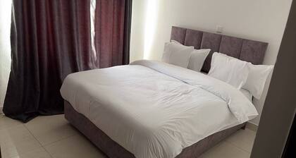 Divine Homes Cosy 2 Bedroom Next to Airport Apartments