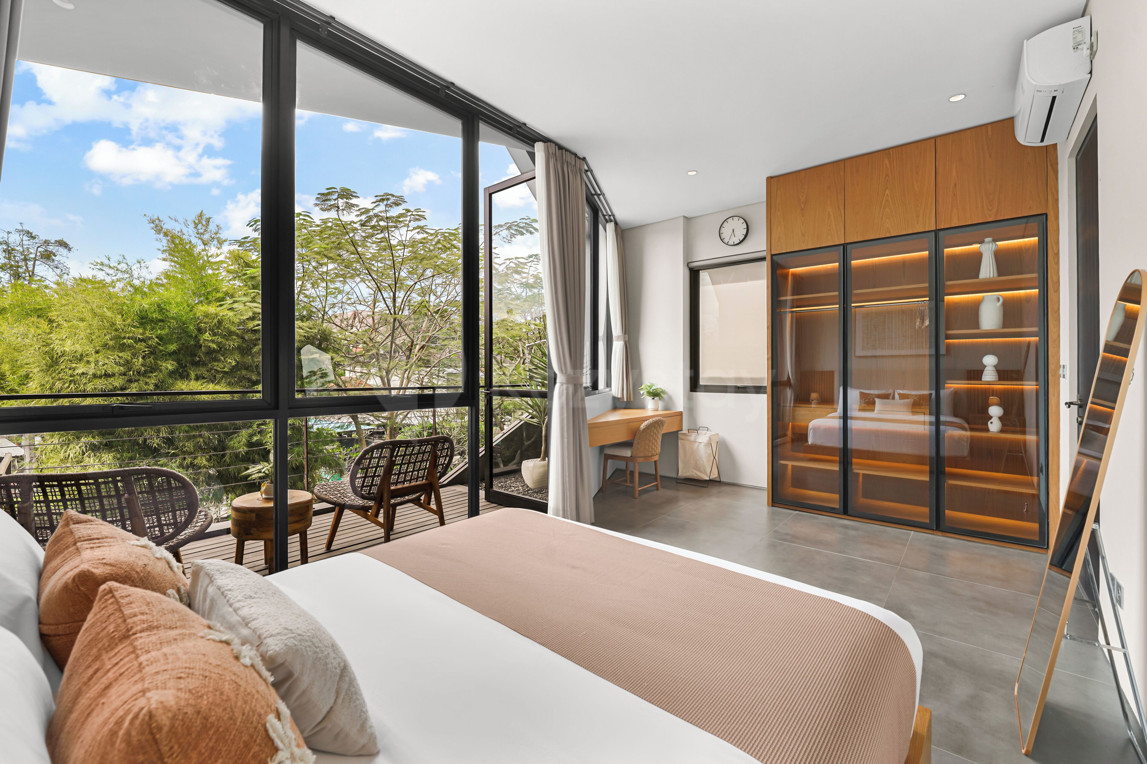 Um quarto moderno com uma janela grande, uma cama, uma escrivaninha e um guarda-roupa.