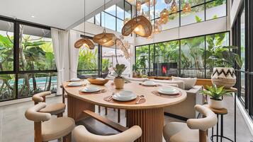 Villa, 5 Bedrooms, Pool View | Dining room