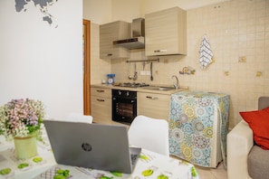Private kitchen - IN THE HISTORIC CENTER: A WONDERFUL APARTMENT EQUIPPED WITH ALL THE AMENITIES AND SERVICES (Napoli)