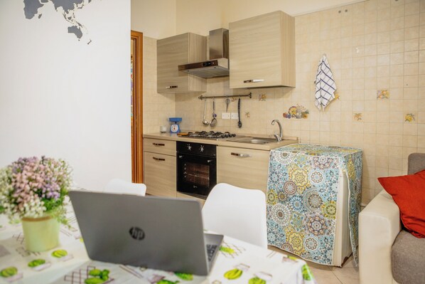 Private kitchen - IN THE HISTORIC CENTER: A WONDERFUL APARTMENT EQUIPPED WITH ALL THE AMENITIES AND SERVICES (Napoli)