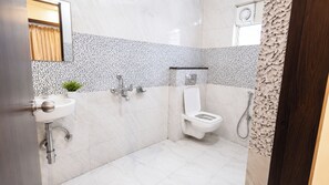 Tweepersoonskamer | Badkamer | Een douche, pantoffels, zeep, shampoo