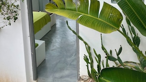 Ein modernes Interieur mit einer Sitzecke, einem Fenster mit Blick und einer Wand-Klimaanlage.