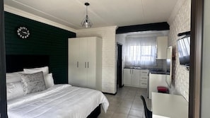 Habitación doble, vista al patio | Tabla de planchar con plancha y wifi gratis 