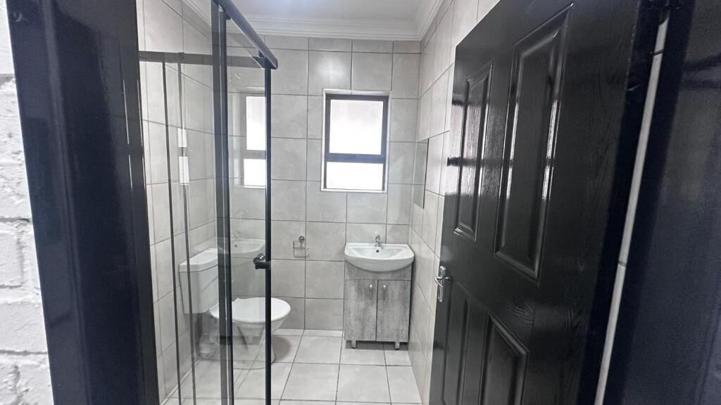 Habitación doble, vistas al patio | Baño | Bañera y ducha independientes, toallas y papel higiénico