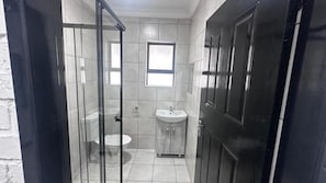 Habitación doble, vista al patio | Baño | Tina y regadera independientes, toallas, papel de baño 