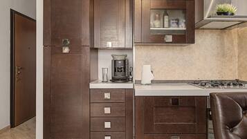 Coffee/tea maker, fridge, oven, stovetop