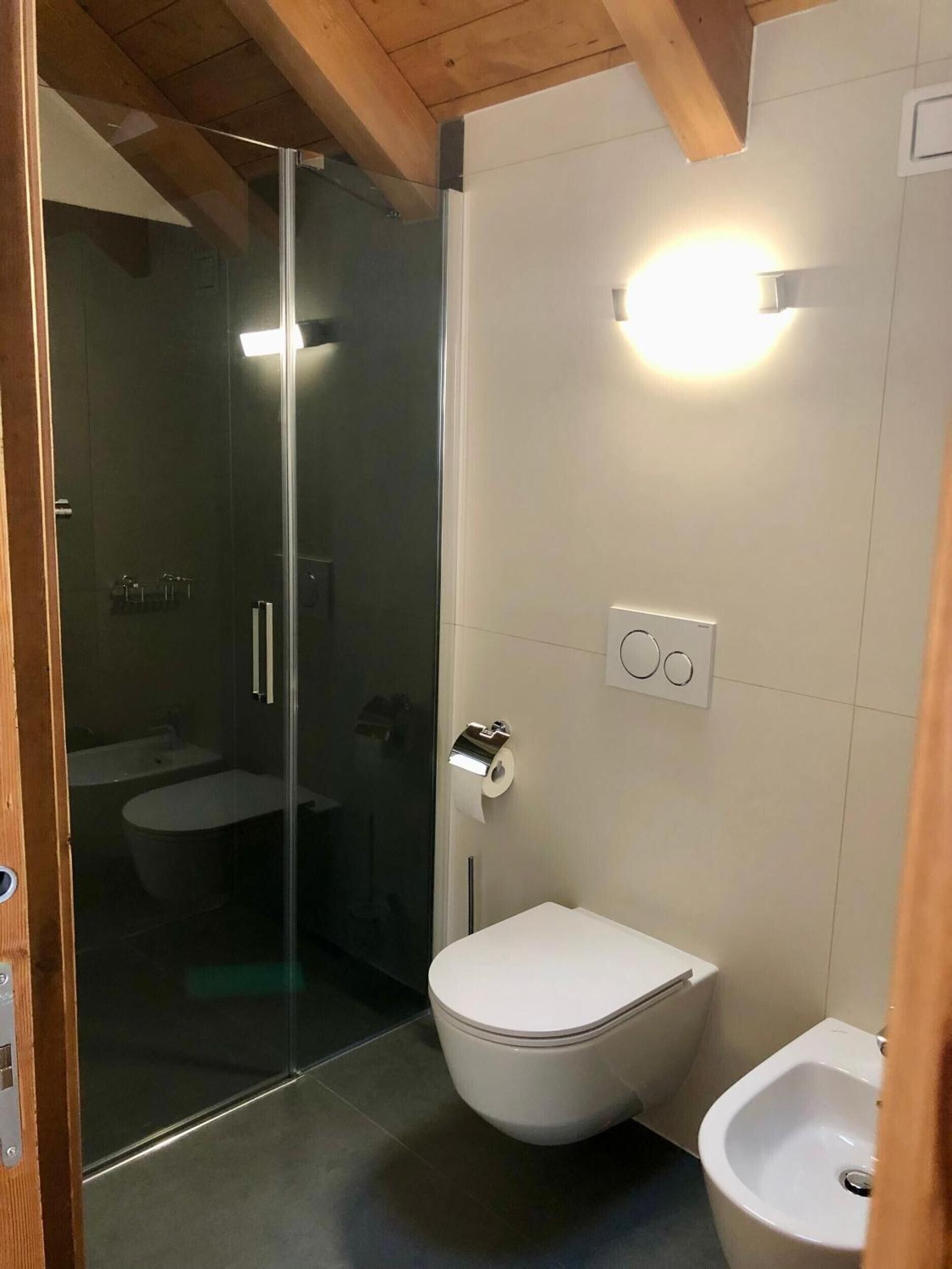 Douche, sèche-cheveux, serviettes fournies