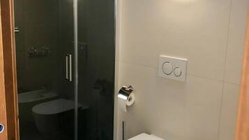 Douche, sèche-cheveux, serviettes fournies
