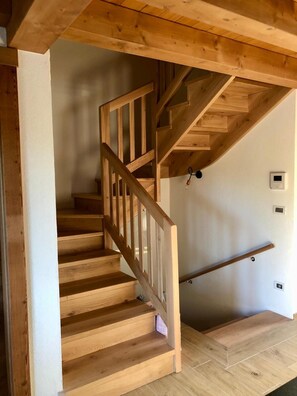 A wooden staircase with a handrail leading to a landing. - Chalet 'Golf 3 Confini' with Mountain Views, Private Terrace and Wi-Fi (Tarvisio)