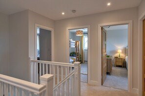 Ein Hotelzimmer mit Treppe, einem Bett, einem Nachttisch und einer Lampe.