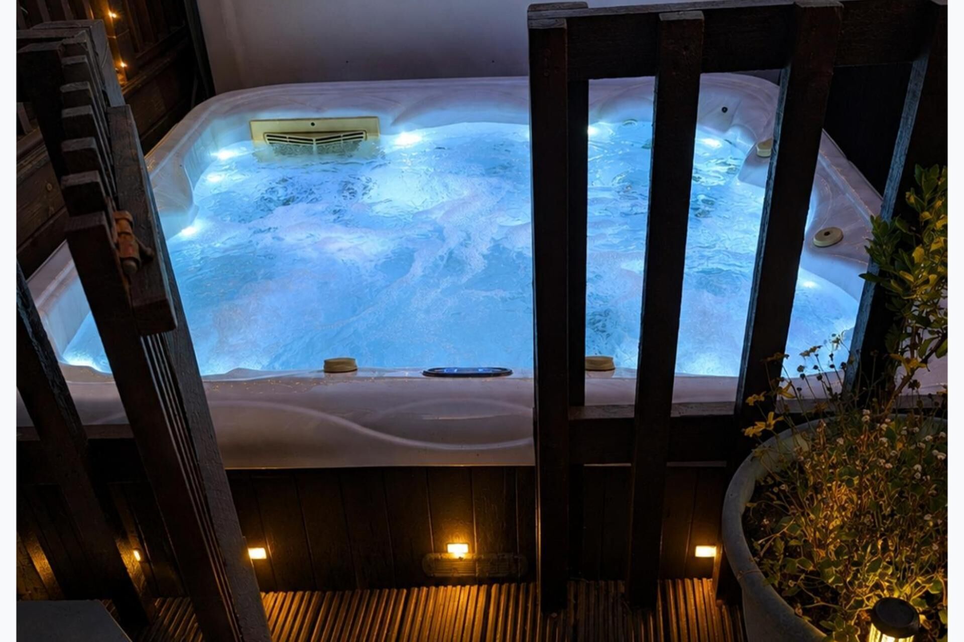 Outdoor spa tub