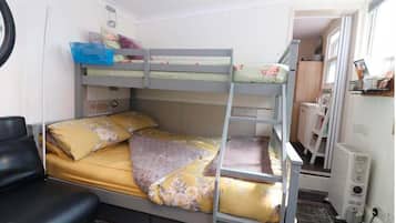 1 bedroom, WiFi (free), bed sheets