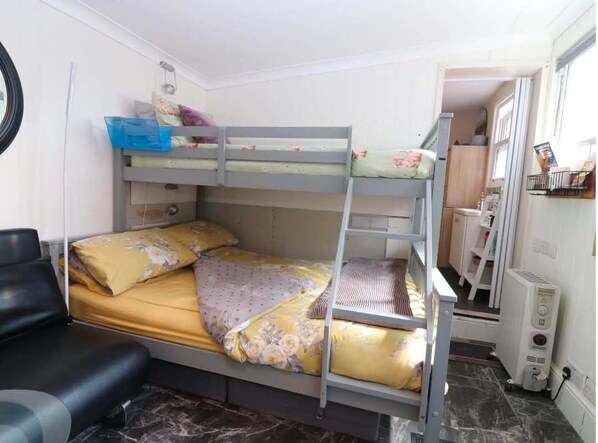 1 bedroom, WiFi (free), bed sheets