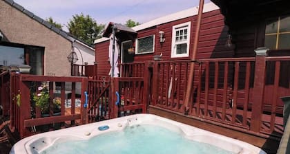Cosy Cabin With Hot Tub & Sauna in East Wemyss