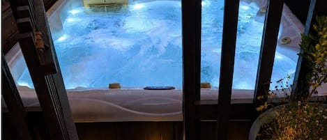Outdoor spa tub