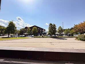 Un parking avec un bâtiment en arrière-plan.