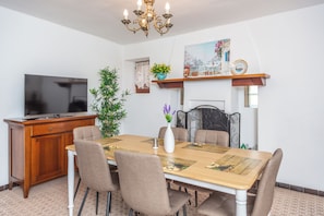 Apartamento, balcón, vistas a la colina | Restauración