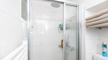 Apartamento, balcón, vistas a la colina | Baño