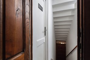 Apartamento, balcón, vistas a la colina | Interior