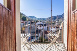Apartamento, balcón, vistas a la colina | Jardines del alojamiento