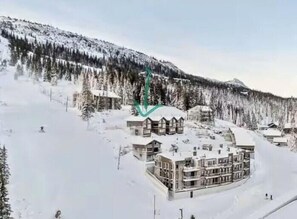 A snow-covered lodge with a ski slope in the background. - Spacious cabin with views, sauna and fireplace (Fåvang)