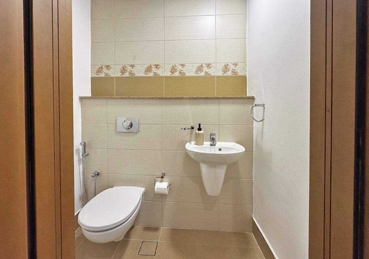 Ein kleines Badezimmer mit Toilette, Waschbecken und Dusche.