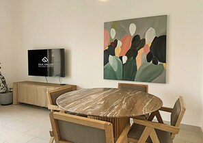 Dining - Silk Valley - Modern 1BR with Pool and Gym in JVC (دبي)