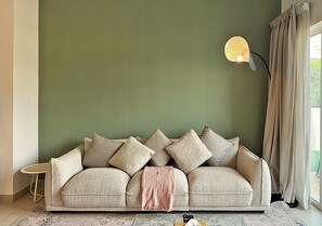 Living area - Silk Valley - Modern 1BR with Pool and Gym in JVC (دبي)