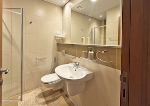 Ducha, secador de pelo, bidet, toallas
