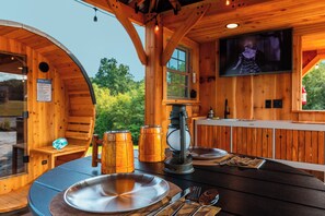 Outdoor dining - Romantic Covered Wagon w/ Hot Tub & Sauna (Murray)