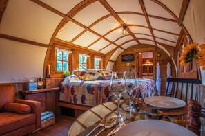 Room - Romantic Covered Wagon w/ Hot Tub & Sauna (Murray)