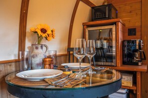 Dining - Romantic Covered Wagon w/ Hot Tub & Sauna (Murray)