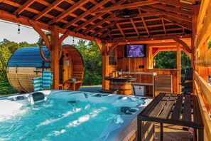 Outdoor spa tub - Romantic Covered Wagon w/ Hot Tub & Sauna (Murray)