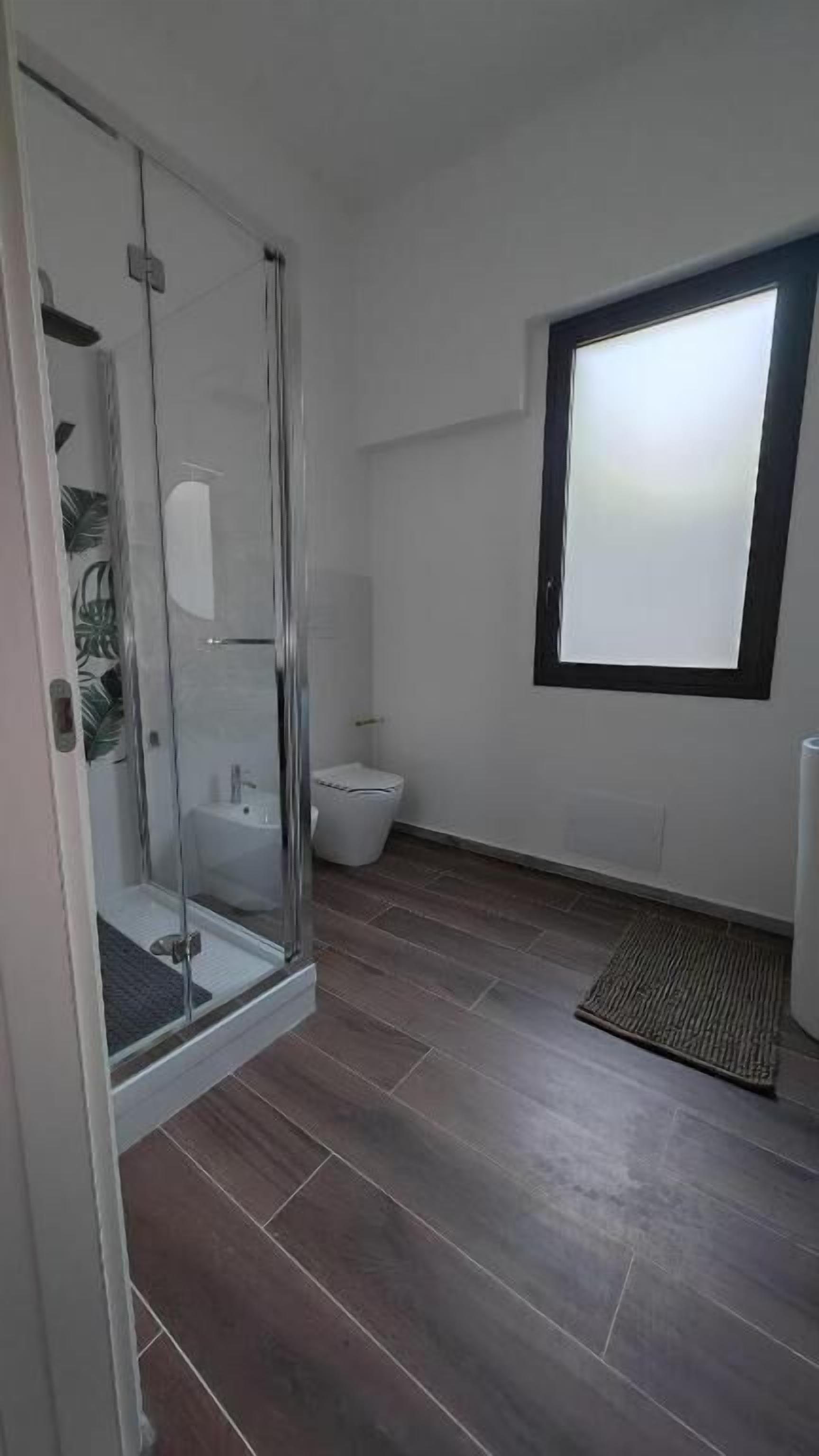 Dobbeltværelse - udsigt over vingård | Badeværelse | Bruser, brusehoved med spredningseffekt, gratis toiletartikler