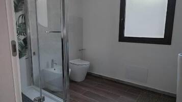 Dobbeltværelse - udsigt over vingård | Badeværelse | Bruser, brusehoved med spredningseffekt, gratis toiletartikler